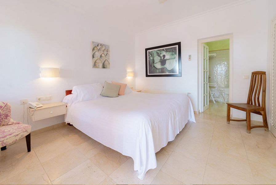 Vista decoración y cama en habitación doble Hotel Tarifa Punta Sur