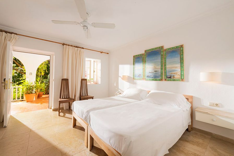 Vista decoración y cama en habitación doble Hotel Tarifa Punta Sur